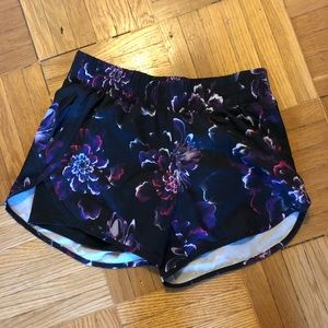 NWOT AVAIA flora shorts